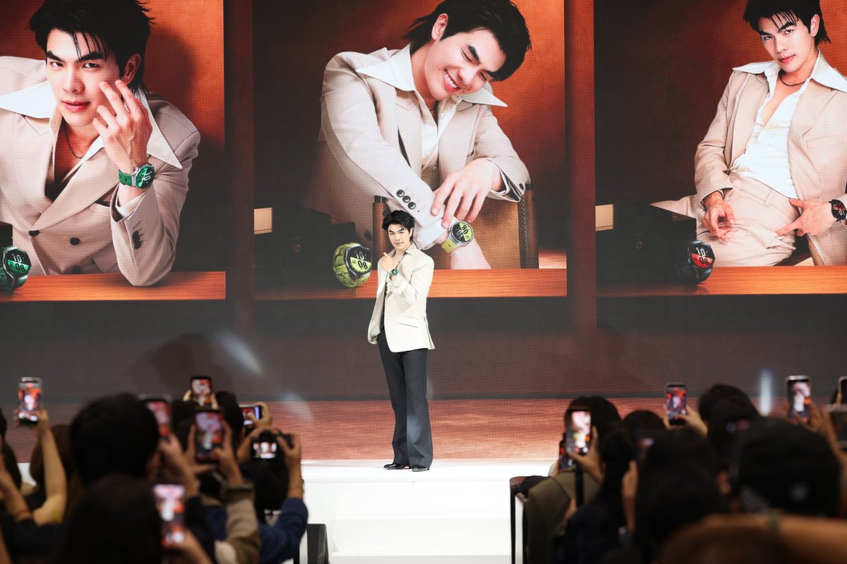 PRSocietyNews's tweet photo. ‘มาย ภาคภูมิ’ #MilePhakphum อวดลุคสุดเท่เปิดตัว HUAWEI WATCH GT 7 Series เผยเบื้องหลังความฟิต ยกให้เป็น ‘โค้ชส่วนตัว’ บนข้อมือ

#HUAWEIWatchGT7xMilePhakphum #HUAWEIWatchGT7Series 
#TimeForYourBest

กรุงเทพฯ 26 กันยายน 2569 – ห้างแทบแตก! เมื่อนักแสดงหนุ่มสุดฮอต “มาย-ภาคภูมิ ร่มไทรทอง” ปรากฏตัวในลุค Smart Casual สุดเท่ นั่งแท่นเซเลบริตี้ของ HUAWEI WATCH GT 7 Series สมาร์ทวอทช์ AI พรีเมียมระดับเรือธงรุ่นใหม่ล่าสุด ในงานเปิดตัวอย่างยิ่งใหญ่ ณ Sphere Gallery I ชั้น M ศูนย์การค้า EMSPHERE นำทัพเหล่านายแบบและนางแบบร่วมเดินแฟชั่นโชว์ สะท้อนภาพลักษณ์ความหรูหราแบบ Quiet Luxury และความสมาร์ทที่ผสานกับเทคโนโลยีระดับโปรได้อย่างลงตัว

โดยหนุ่มมายได้ร่วมแชร์ความประทับใจแรกหลังได้ลองใช้งานจริงว่า เซอร์ไพรส์ตั้งแต่แรกเห็นในเรื่องของดีไซน์ เพราะตัวเรือนใช้วัสดุระดับพรีเมียมอย่างไทเทเนียมอัลลอยด์และกรอบเซรามิกนาโนคริสตัล ทำให้สามารถนำมาแมตช์เข้าได้กับทุกลุคการแต่งตัวอย่างง่ายดาย ไร้ข้อจำกัดเรื่องการสวมใส่สมาร์ทวอทช์กับชุดทางการ ไม่ว่าจะเป็นการใส่สูทออกงาน หรือการแต่งตัวสไตล์สปอร์ตสบายๆ ในชีวิตประจำวัน พร้อมกันนี้ ยังได้เผยถึงเบื้องหลังการดูแลสุขภาพกับการทำงานและกิจกรรมที่ต้องใช้ร่างกายต่อเนื่องในแต่ละวัน แต่ยังคงต้องจัดเวลาออกกำลังกายและดูแลรูปร่างอย่างสม่ำเสมอ โดยการออกกำลังกายที่ดีไม่ใช่แค่การเล่นให้หนักที่สุด แต่คือการเข้าใจและรู้ว่าร่างกายมีความพร้อมมากน้อยเพียงใด ควรออกกำลังกายในระดับความเข้มข้นเท่าไร และรู้ว่าเมื่อไหร่ที่ร่างกายเริ่มล้าจากการทำกิจกรรมสะสม เพื่อปรับการออกกำลังกายและการพักผ่อนได้อย่างเหมาะสม ซึ่ง HUAWEI WATCH GT 7 Series มีฟีเจอร์ประเมินความพร้อมของร่างกาย (Physical Readiness) ที่เข้ามาช่วยวิเคราะห์สภาพร่างกายและการฟื้นฟูหลังออกกำลังกายได้อย่างละเอียด แม่นยำ และช่วยติดตามอัตราการเต้นของหัวใจและชีพจรได้อย่างตรงจุด ตอบโจทย์ไลฟ์สไตล์ได้อย่างลงตัว

นอกจากนี้ หนุ่มมายยังยกให้สมาร์ทวอทช์เรือนนี้เป็นเสมือน ‘โค้ชส่วนตัว’ บนข้อมือที่คอยดูแลสุขภาพและปรับสมดุลชีวิตโดยไม่ต้องคอยป้อนข้อมูล ทั้งการเตือนให้ลุกขยับร่างกายเมื่อนั่งทำงานนานเกินไป การติดตามคุณภาพการนอนหลับลึก และการประเมินสภาวะความเครียด ประกอบกับแบตเตอรี่ที่ทรงพลัง ใช้งานยาวนานสูงสุดถึง 21 วัน ทำให้ใส่ลุยงานได้อย่างต่อเนื่องโดยไม่ต้องกังวลเรื่องการชาร์จ พร้อมตอบโจทย์ไลฟ์สไตล์ยุคใหม่ ส่วนในด้านแฟชั่น หนุ่มมายยังได้เปิดเผยถึงไอเทมสุดโปรดอย่างเรือน "สีเขียว" ซึ่งถือเป็นเฉดสีที่มีความหมายเอ็กซ์คลูซีฟเป็นพิเศษระหว่างตนเองและแฟนคลับ โดยเมื่อนำมาอยู่บนข้อมือไม่ว่าจะใส่เล่นกีฬาหรือใส่ออกงานก็ช่วยยกระดับลุคได้อย่างโดดเด่น โดยมีให้เลือกทั้งขนาด 41 มม. และ 46 มม. ตอบโจทย์สไตล์การแต่งตัวของทุกคนได้อย่างลงตัว

สำหรับ HUAWEI WATCH GT 7 Series ถือเป็นสมาร์ทวอทช์ AI พรีเมียมระดับเรือธงที่ตอบโจทย์ชีวิตยุคใหม่ได้อย่างสมบูรณ์แบบ โดดเด่นด้วยดีไซน์ Quiet Luxury จากตัวเรือนไทเทเนียมอัลลอยด์ กระจกแซฟไฟร์ และกรอบเซรามิกนาโนคริสตัล จัดเต็มด้วยนวัตกรรม AI ดูแลสุขภาพเชิงลึก อาทิ การวัดคลื่นไฟฟ้าหัวใจ (ECG Analysis)[1], การประเมินความเสี่ยงโรคกล้ามเนื้อหัวใจขาดเลือดและความเสี่ยงโรคเบาหวาน รวมถึงฟีเจอร์ประเมินความพร้อมของร่างกาย (Physical Readiness) ยกระดับการซ้อมระดับโปรด้วยระบบพิกัดแม่นยำ AI-XDR Positioning[2] และ AI Workout Analysis ครอบคลุมกีฬากว่า 100 โหมด มอบแบตเตอรี่ยาวนานสูงสุดถึง 21 วัน[3] พร้อมตอบโจทย์สมาร์ทไลฟ์สไตล์ด้วยฟังก์ชันสแกนจ่ายและสะสมแต้ม 7-Eleven บนข้อมือ โดยรองรับทั้งระบบ iOS และ Android[4]