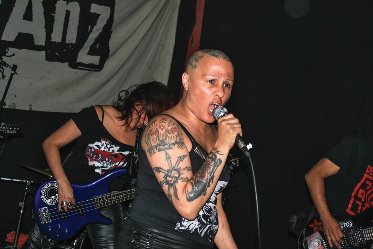 UniversoCentro's tweet photo. A finales de los ochenta y principios de los noventa Medellín desbordaba muertos. Para muchas personas, el punk fue lo que salvó o intentó salvarles la vida cuando todo se hacía pedazos.

En esa época Vicky, Piedad y Yolanda (que murió de cáncer hace diez años), formaron una banda y le pusieron Fértil Miseria, por la abundancia de la tierra antioqueña para engendrar asesinatos, desplazamiento y pobreza.

Más de treinta años después aunque mucho ha cambiado, para bien o para mal, la agresividad de sus letras es un grito que aún se hace necesario. “También con miedo, también con fuerza” una crónica de Simón Murillo Melo, publicada en #UC106 en mayo de 2019. https://t.co/hnXDonT2gb

Recuerden que mañana vamos a conversar de punk medallo en el @Solardelaguila con Catalina Duque y Ricardo Gómez “Vito”. Caiga que es entrada libre.

Fotografía: Archivo Fértil Miseria.