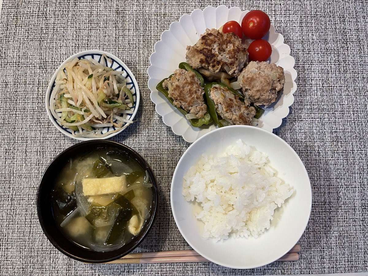 OL_moppu's tweet photo. 【ピーマン椎茸の肉詰め】
合計1,457円
ひき肉料理は2歳児がよく食べる◎
ソースは先日作ったハンバーグソースが残っていたからそれを代用
------------
ひき肉　616円
ピーマン　89円
椎茸　386円
玉ねぎ　47円
油揚げ　69円
もやし　36円
きゅうり　64円
シーチキン　150円
#夕食 https://t.co/ao6IMKtajd