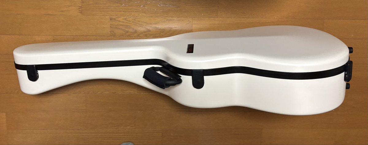 japanoldguitar's tweet photo. 新しく買ったギターケース
銀河英雄伝説ファンならば
皇帝ラインハルトの旗艦
ブリュンヒルトのような華麗さと
荘厳さを感じると思います。 https://t.co/rse9VhmGD4