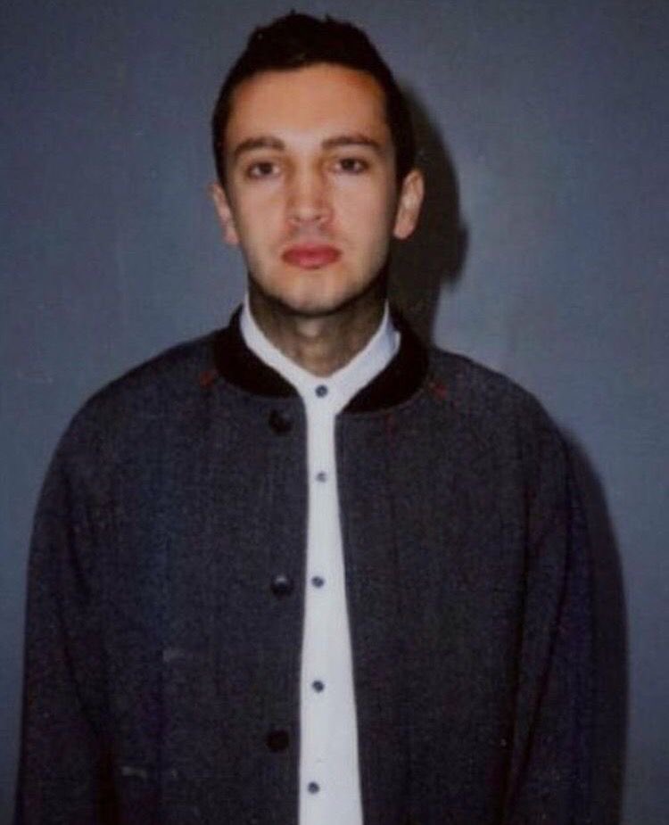 ppaladito's tweet photo. can he just wear eyeliner please https://t.co/nMWluksEWB