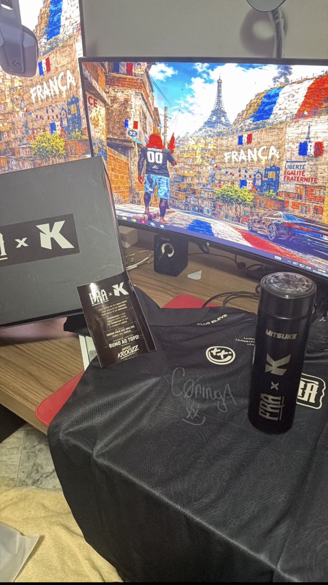 mitsukeff_'s tweet photo. Rapaziada só tenho a agradecer obrigado por tudo mesmo @KroozzNS @loud_victor 
Por poder ter feito parte desse projeto incrível que é a França. Infelizmente não faço mais parte da França, amo todos vocês que me apoiaram e acompanharam em todos esses momentos, vocês são foda família 🇫🇷❤️❤️

Obs: Expliquei em live o motivo não é nada de briga com ngm nem nada do tipo apenas não tenho mais vontade de jogar na cidade