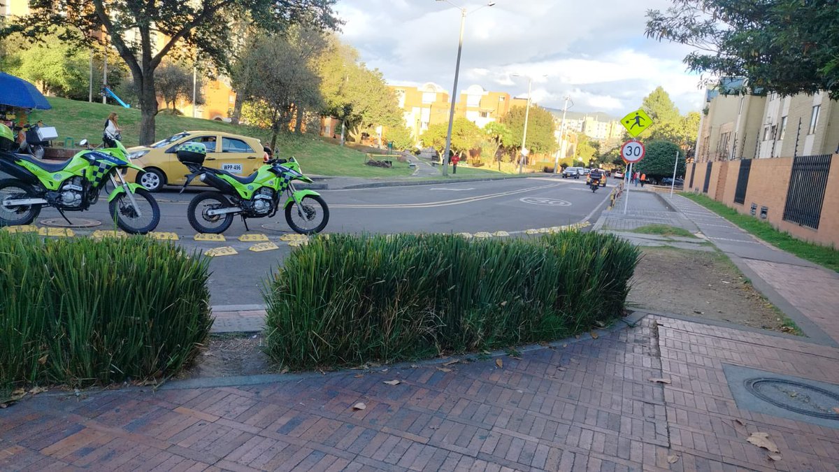 JD_Quinteror's tweet photo. DECÍAN QUE NO VOLVERÍAMOS A COLINA PERO AQUÍ ESTAMOS 🚨

Nuevo operativo contra los mal parqueados en el CC Parque La Colina 🚕

Nuevos inmovilizados y ya la calle está despejada nuevamente. No crean que vamos a parar, el mal parqueo es un problema que toca combatir día a día.

Estaremos muy pronto dando más resultados concretos. Gracias a @SectorMovilidad por permitir los operativos.

HAGAMOS QUE BOGOTÁ FUNCIONE ❤️ firmando este forms 👇🏼

https://t.co/O0vzD4dl5y