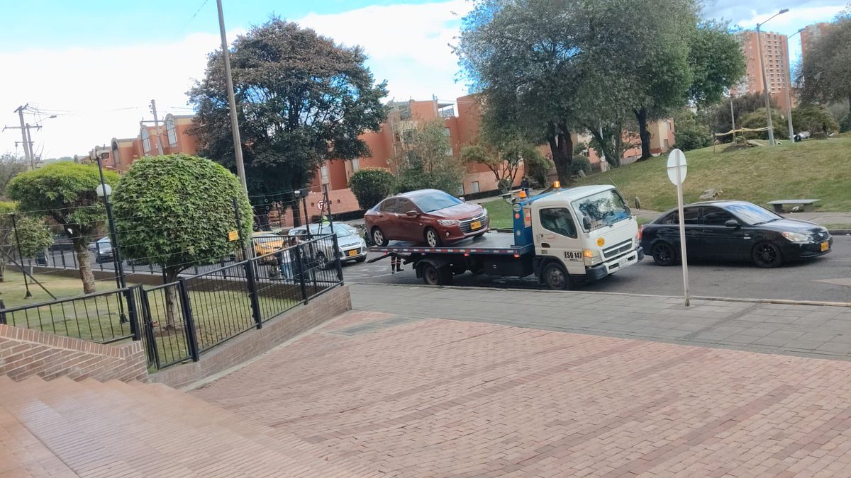 JD_Quinteror's tweet photo. DECÍAN QUE NO VOLVERÍAMOS A COLINA PERO AQUÍ ESTAMOS 🚨

Nuevo operativo contra los mal parqueados en el CC Parque La Colina 🚕

Nuevos inmovilizados y ya la calle está despejada nuevamente. No crean que vamos a parar, el mal parqueo es un problema que toca combatir día a día.

Estaremos muy pronto dando más resultados concretos. Gracias a @SectorMovilidad por permitir los operativos.

HAGAMOS QUE BOGOTÁ FUNCIONE ❤️ firmando este forms 👇🏼

https://t.co/O0vzD4dl5y
