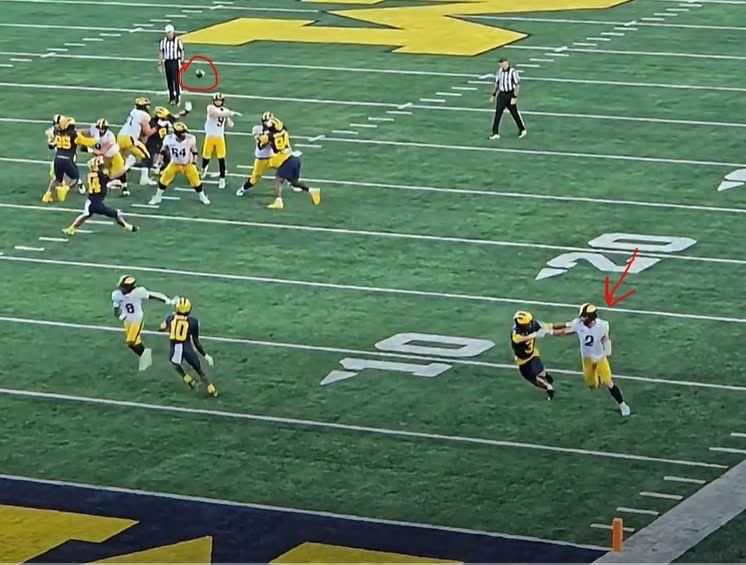 TrabFire's tweet photo. Look at this. Brown has released the ball, RVZ is still 8 yards away from the end zone and not even close to being in his turn. This, my friends, takes a lot of practice to get this level of execution. https://t.co/UEYnKvleJC