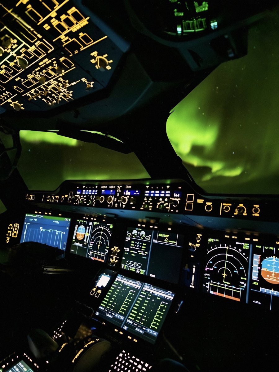 xAviation's tweet photo. No sight quite as ethereal as the Northern Lights viewed from the flight deck. https://t.co/bDBZfsYlEb
