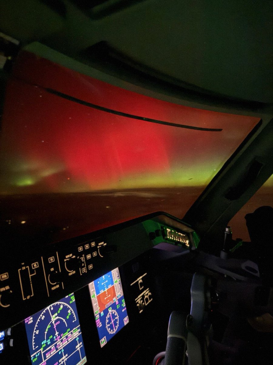xAviation's tweet photo. No sight quite as ethereal as the Northern Lights viewed from the flight deck. https://t.co/bDBZfsYlEb