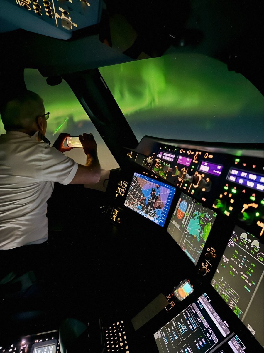 xAviation's tweet photo. No sight quite as ethereal as the Northern Lights viewed from the flight deck. https://t.co/bDBZfsYlEb