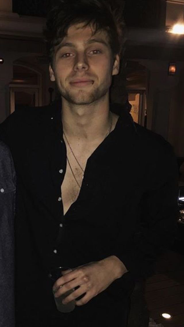 crystlskies's tweet photo. yo no puedo creer que les guste mas el youngblood luke hemmings antes que el lo que ve una linea de coca antes de ser aspirada luke hemmings https://t.co/mVqDtjWS8r