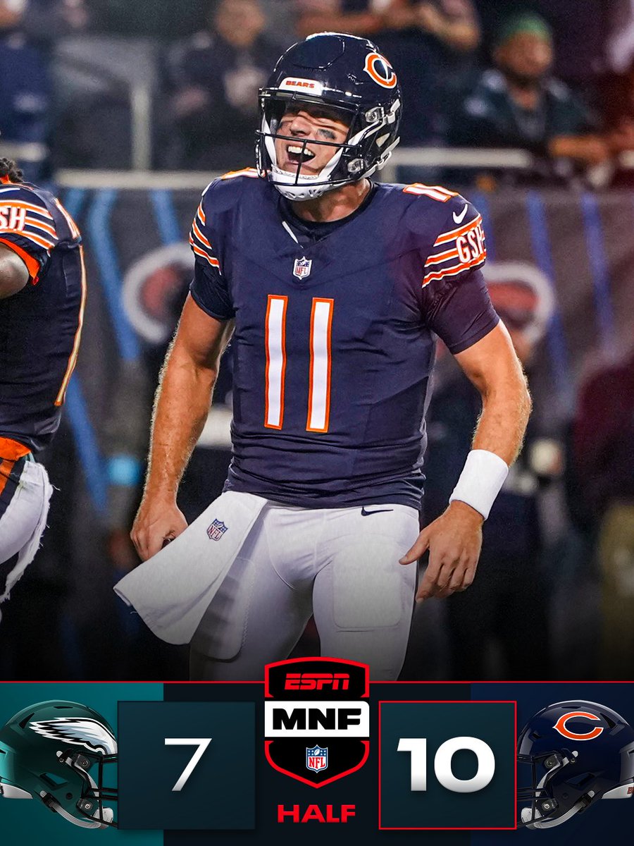 HALFTIME.

@​PHIvsCHI on ESPN
Stream on @​NFLPlus 
 [📷](https://pbs.twimg.com/media/HTWQ-0faYAE8g_c.jpg) https://pbs.twimg.com/media/HTWQ-0faYAE8g_c.jpg https: