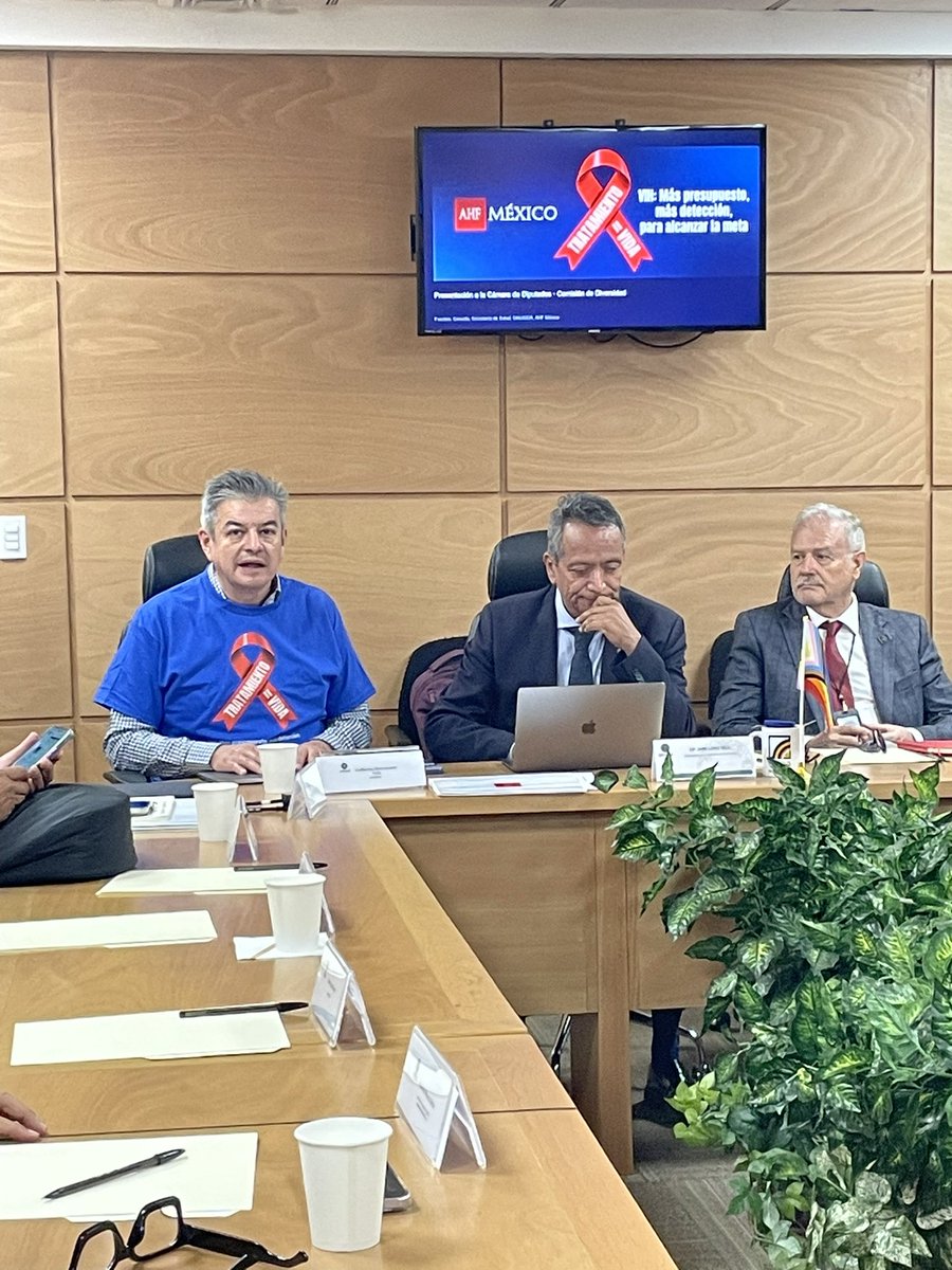 ahf_mexico's tweet photo. 3 de cada 10 personas que viven con VIH en México no lo saben, por ello, Organizaciones de la sociedad civil, acudimos a @Mx_Diputados  para dialogar con @JAIMELOPEZVELA sobre los recursos para la respuesta al VIH: MÁS PRESUPUESTO, MÁS DETECCIÓN para alcanzar la meta"➕💰➕🩸 https://t.co/GPmlKXHyKF