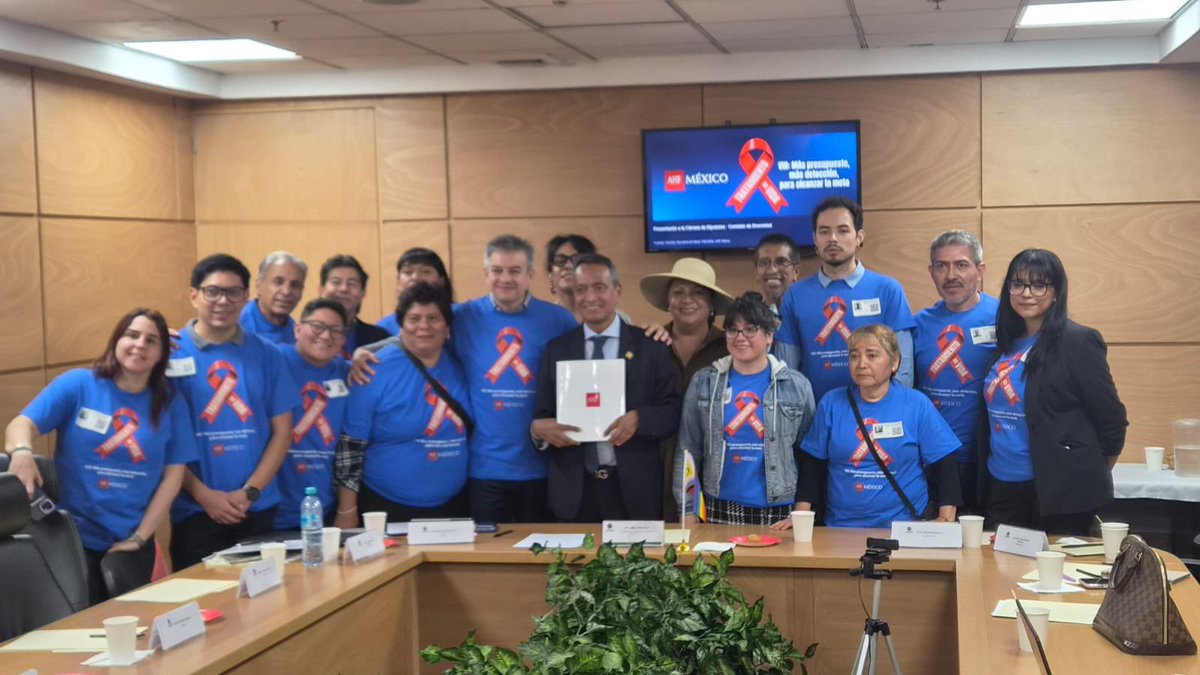 ahf_mexico's tweet photo. 3 de cada 10 personas que viven con VIH en México no lo saben, por ello, Organizaciones de la sociedad civil, acudimos a @Mx_Diputados  para dialogar con @JAIMELOPEZVELA sobre los recursos para la respuesta al VIH: MÁS PRESUPUESTO, MÁS DETECCIÓN para alcanzar la meta"➕💰➕🩸 https://t.co/GPmlKXHyKF