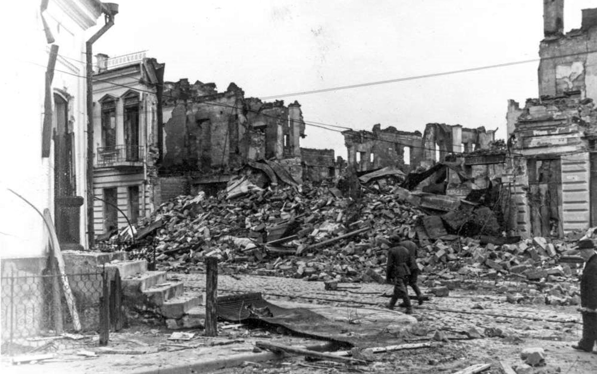kozak_BOBAN's tweet photo. Кто разрушил Кишинев в 1941 м году при отступлении. 

По приказу Сталина, большевики взрывали всё что можно было взорвать. 

Других разрушений за всю войну в Кишиневе не было. https://t.co/3P1pqOoKAz