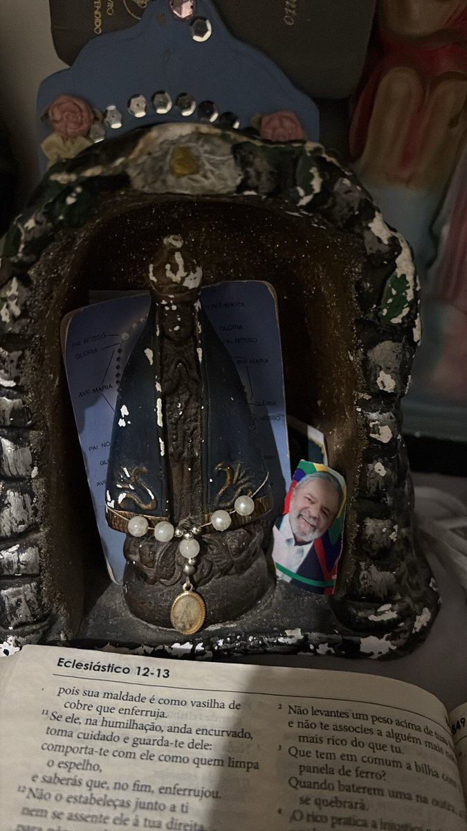 zzveigha's tweet photo. minha mãe colocou o lula do lado da nossa senhora aparecida https://t.co/I4vv8wYeHN