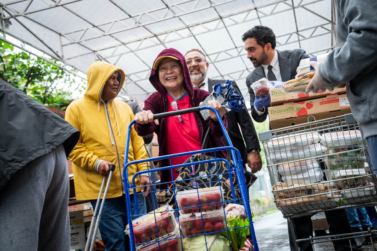 NYCMayor's tweet photo. Moed Tov! Суккот муборак! Today I joined Rabbi Shlomo Nisanov in Kew Gardens to distribute free food to New Yorkers in honor of Sukkot. 

Thank you to Rabbi Nisanov for the reminder that community and service deepen our most joyful holidays. https://t.co/4tlQD7e16v