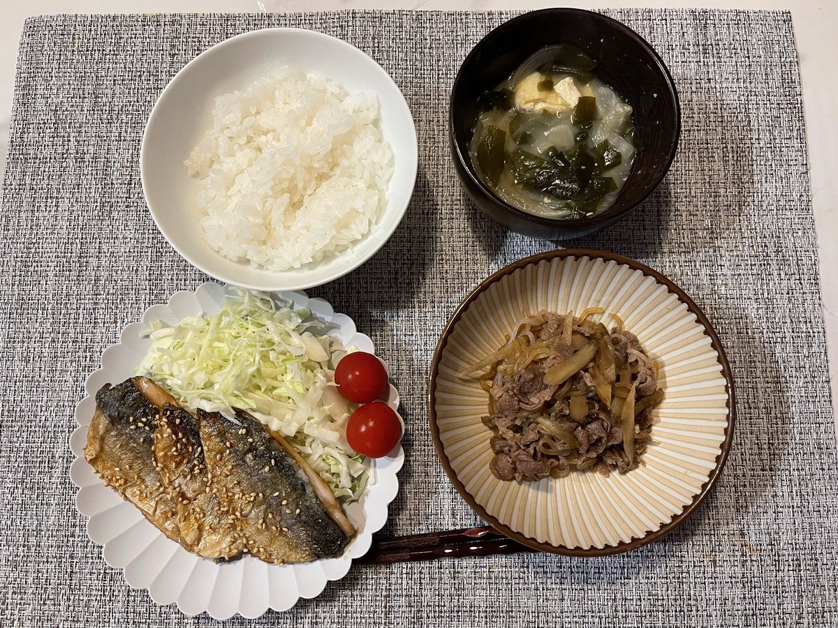 OL_moppu's tweet photo. 【鯵の蒲焼】
合計2,590円
全部味付けが、しょうゆみりん系の甘塩っぱいになってしまったけど、素材の味が出てくるので意外と違った味に感じる。
------------
鯵　1,036円
牛肉　1,064円
白滝　213円
牛蒡　74円
さつまいも　203円 https://t.co/GpqARB5kYv