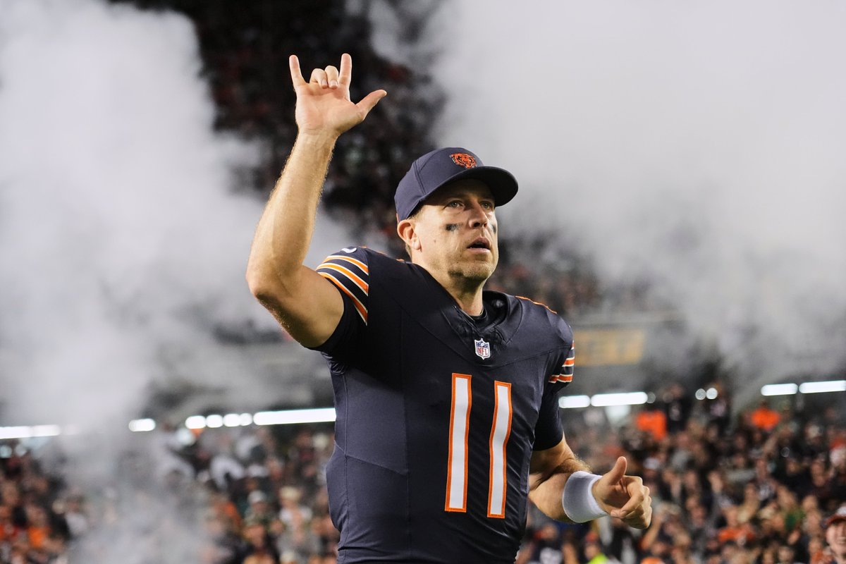 FanDuelSports's tweet photo. Case Keenum in the first half:

🐻 15/21
🐻 149 passing yards
🐻 1 passing TD

Ben Johnson has Keenum COOKING 🔥

#NFL | #DaBears https://t.co/qZ0RK4HuQp