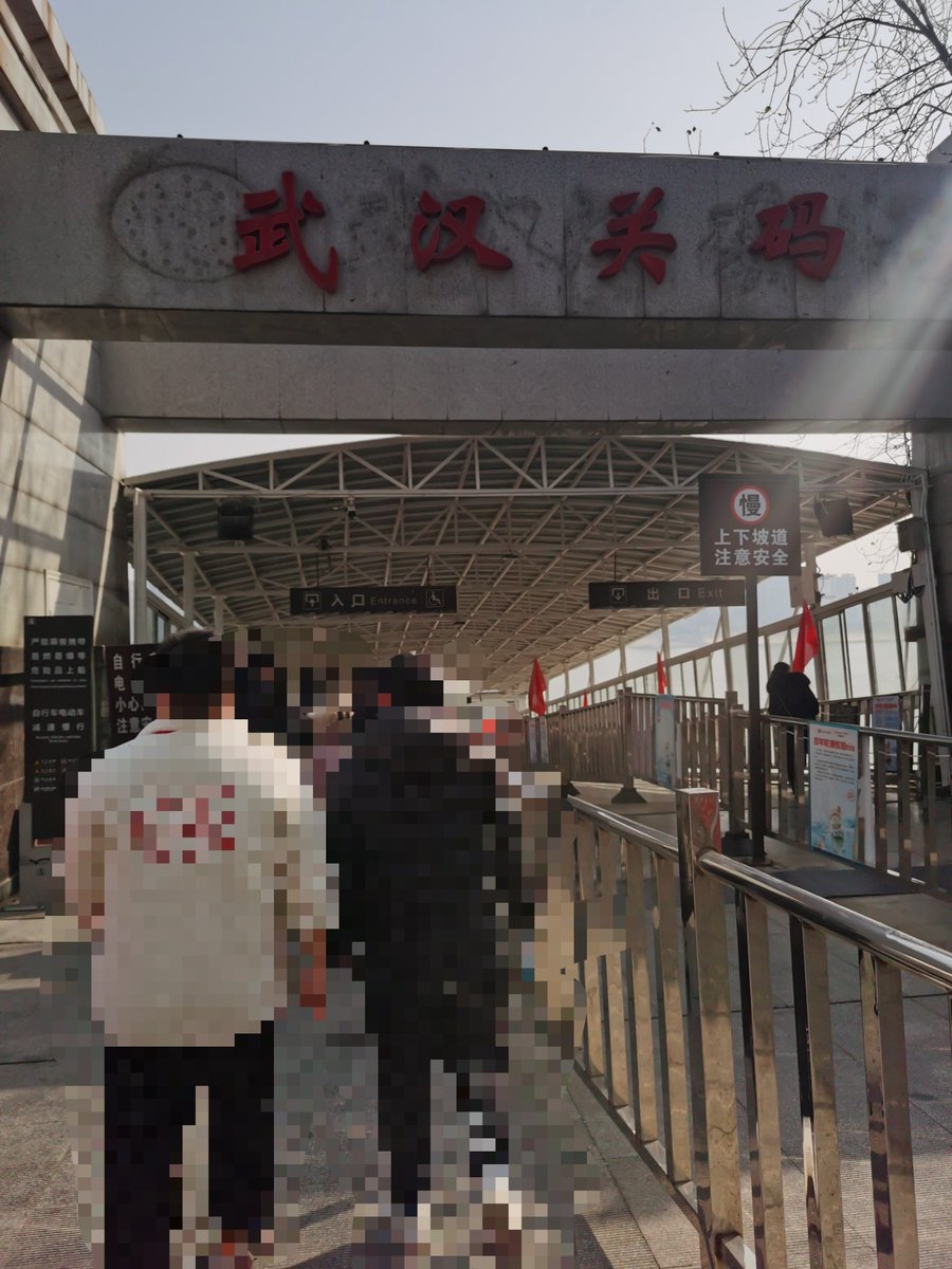 2425803027a's tweet photo. 《八月十八闻友离散》
婵娟曳袖还天，台下耳语窃窃。
迩来旧人已去，又见新雏登场。
七载伉俪离散，沔水入江未泯。
往日圆月照江，今朝孤蟾隐啸。 https://t.co/RKhZVOJZg8