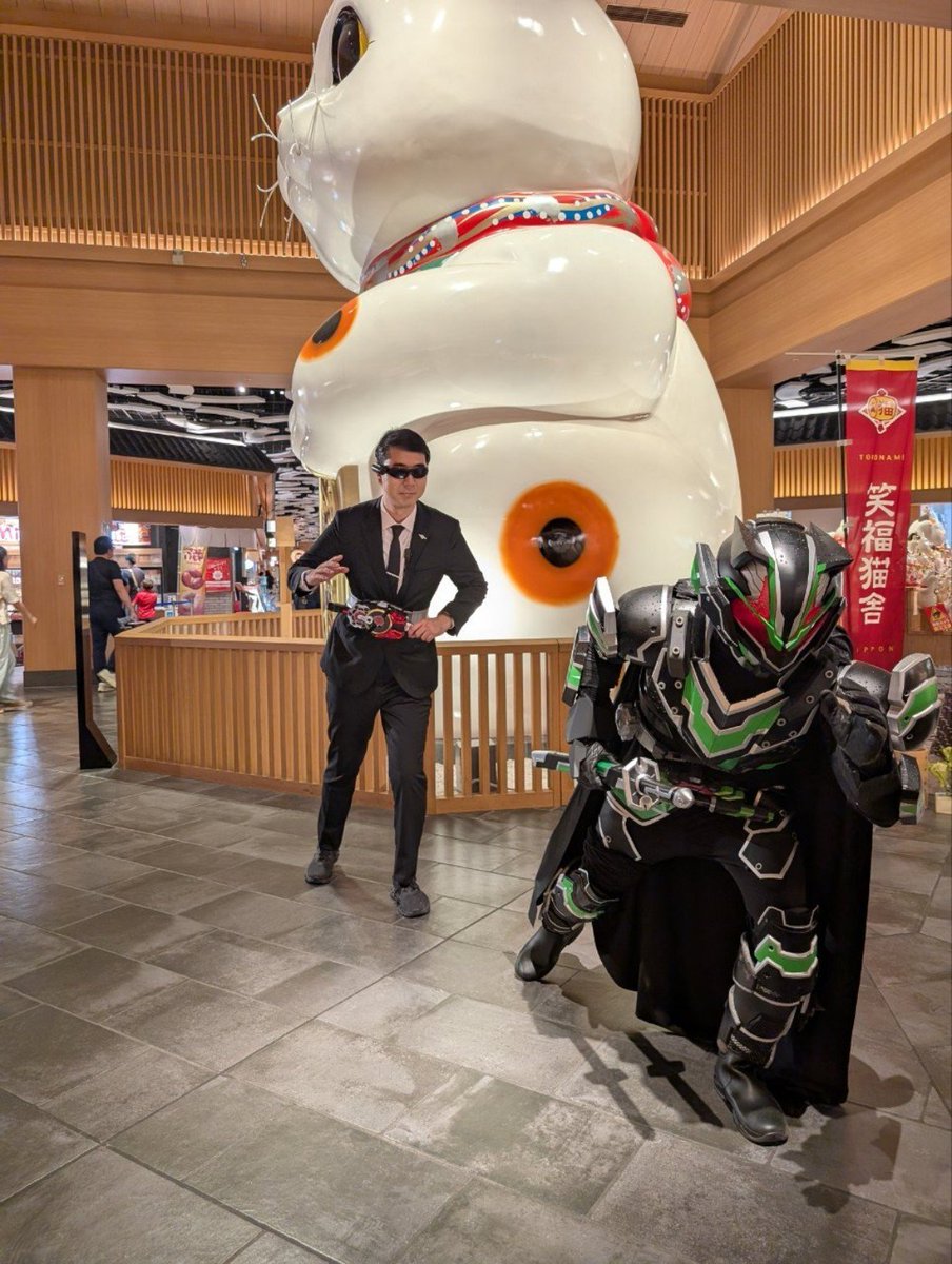 bujin_sword3's tweet photo. デザイヤグランプリのミッション…逃走中…！？鬼ごっこ！？
それに…ジャマトじゃない！！！！黒いサングラスのハンターって人が追っかけてくるよ！早いし
更にブーストバックルまで💦
ハンター
ウィザードさん
@RbonfkO
📷まみこさん@mamico_cos2508
#コスモール
#イオンモール常滑
#コスプレ
#加工 https://t.co/R4eSBSgDWn
