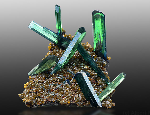 NovaWostra's tweet photo. About the Sift and reasons to mine:
Vivianite, is a irl crystal that grows from bones or fossils. its made up out of mangesium and calcium and iron sometimes. usualy apears blueish to green blueish due to oxidization. i think it would be REALLY cool if something like this exsits https://t.co/FvlAzZ85Q7