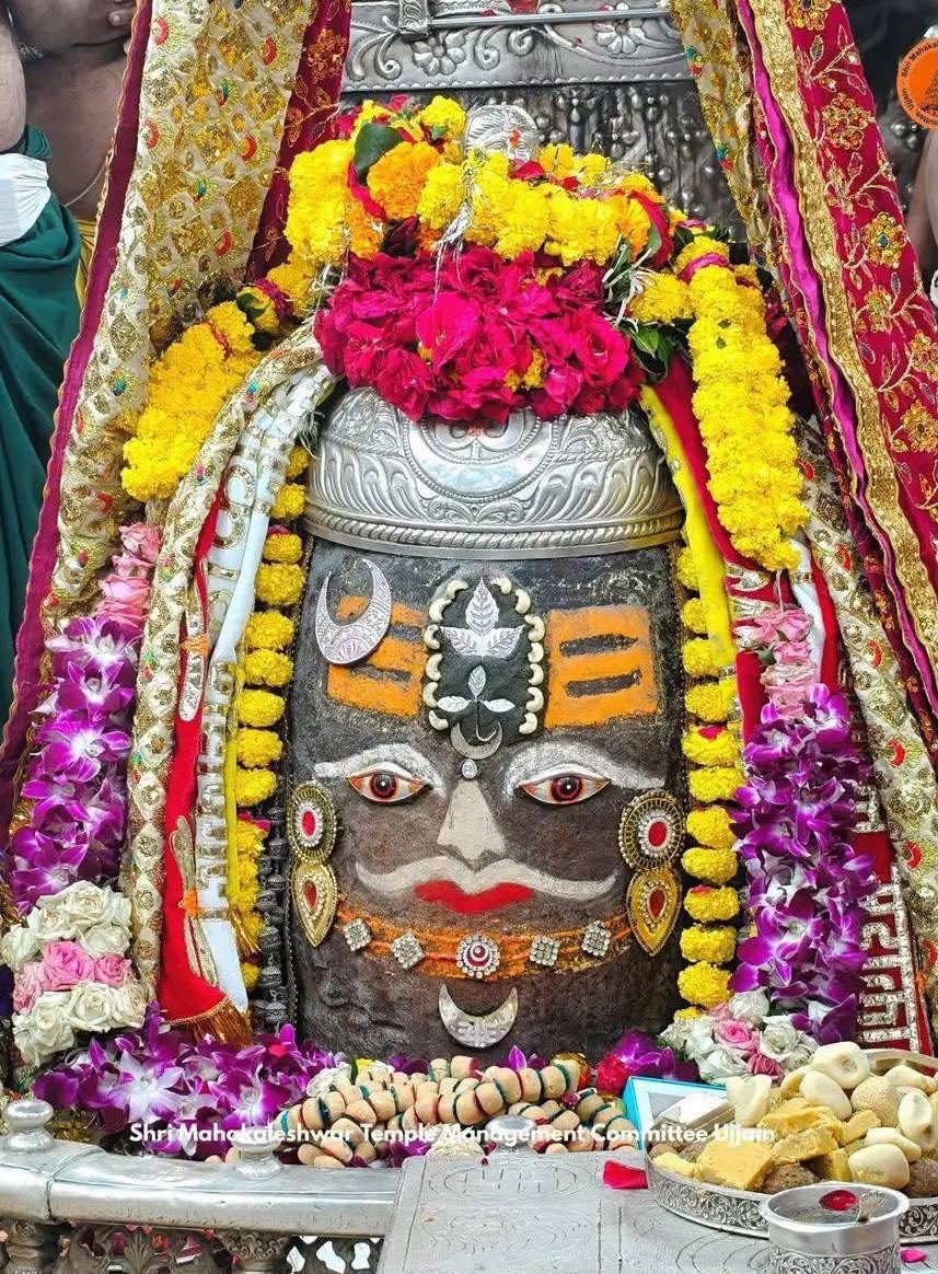 ROOPCHAUDHARY's tweet photo. ॐजय श्री बाबा महाकाल जीं,ॐ नमःपार्वती पतये,हर हर महादेव,ऊँ नम:शिवाय,स्वयंभू दक्षिणमुखी राजाधिराज मृत्युलोकाधिपति भूतभावन अवंतिकानाथ बाबा श्री महाकालेश्वर ज्योतिर्लिंग का दिव्य भस्मआरती श्रृंगार दर्शन,29/09/26, मंगलवार, आश्विन-कृष्ण पक्ष 03,तृतीया का श्राद्ध, संकष्टि चतुर्थी व्रत। https://t.co/KDzojjmNs0