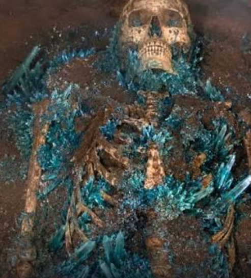 NovaWostra's tweet photo. About the Sift and reasons to mine:
Vivianite, is a irl crystal that grows from bones or fossils. its made up out of mangesium and calcium and iron sometimes. usualy apears blueish to green blueish due to oxidization. i think it would be REALLY cool if something like this exsits https://t.co/FvlAzZ85Q7
