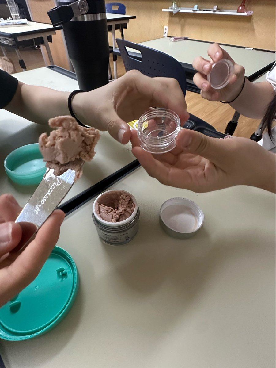 rotossses's tweet photo. 여고생 셋이상이 모이면 하는것은~?
 ㄴ공구타기
나오늘도블러셔공구탐 https://t.co/0xbZtKzhrE