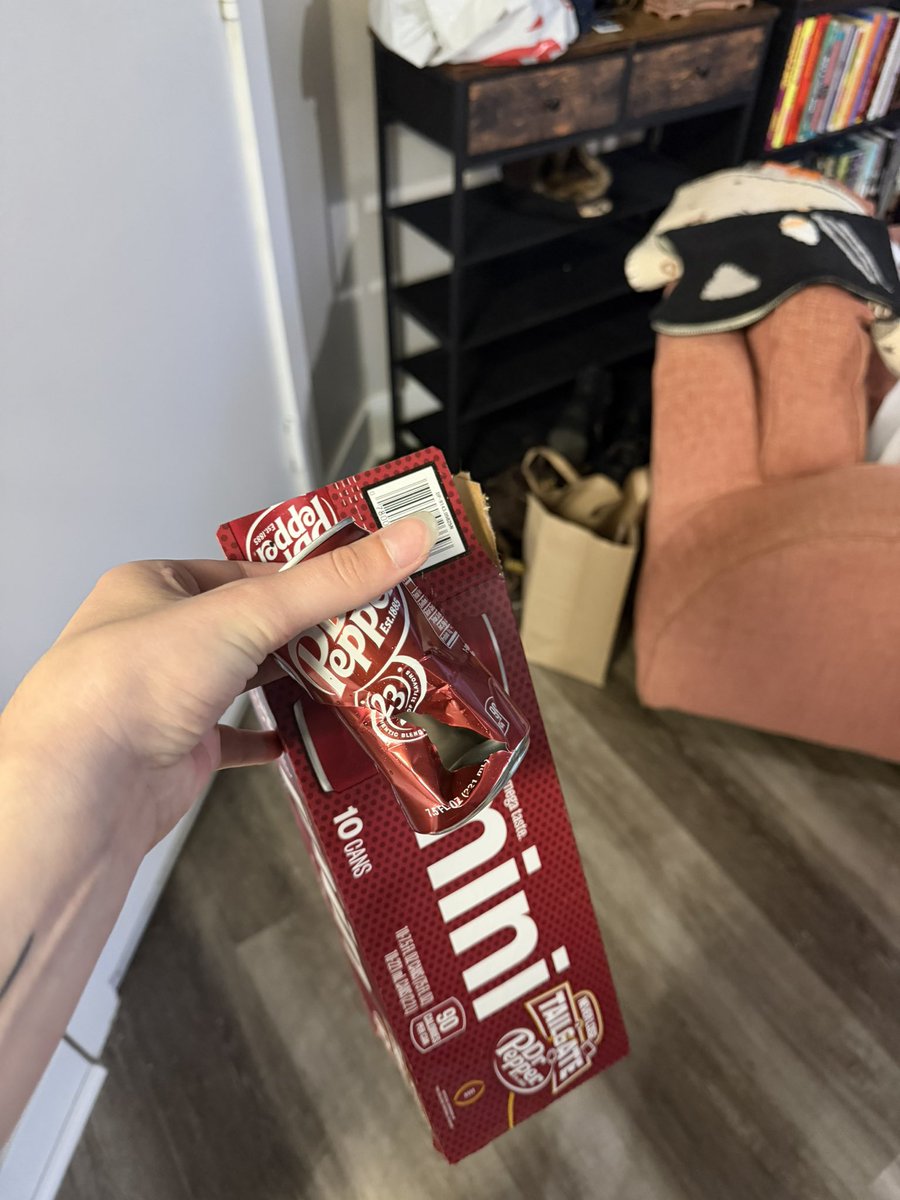 kermitthemoon's tweet photo. @drpepper wtf is this 😭 came out of my brand new box https://t.co/a9fdV0PS5A