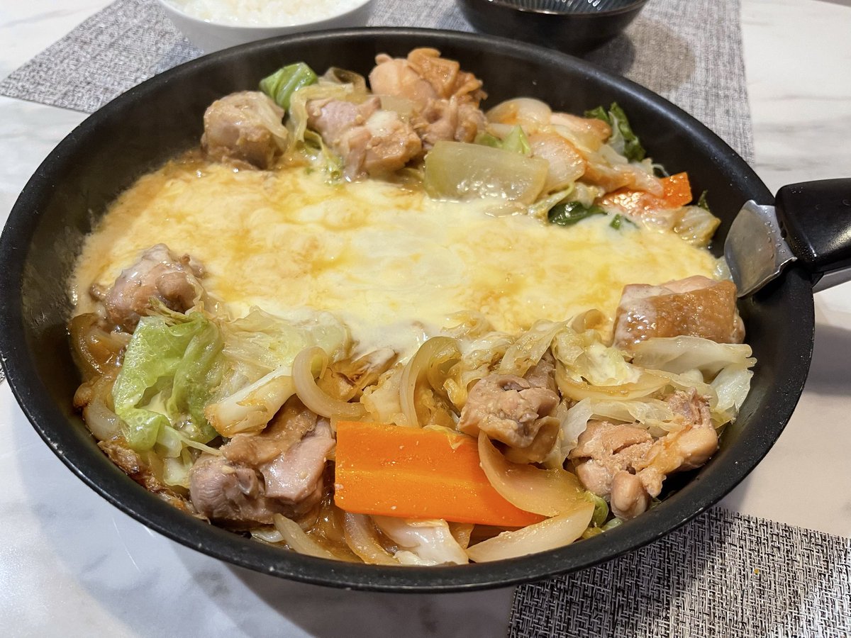 OL_moppu's tweet photo. 【チーズタッカルビ】
合計2,037円
この量を下ごしらえしたけど、半分しか食べなかったw残りは次の日のお昼ご飯へ
------------
鶏肉　880円
チーズ　846円
キャベツ　42円
人参　49円
玉ねぎ　71円
ニラ　149円
#夕食原価計算 https://t.co/tbQ4ZWcvpV
