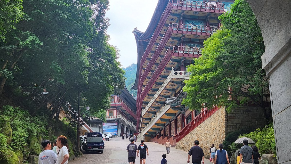 GeunJung3's tweet photo. @ceolmh3 꼭대기 대웅전까지 올라가는것도 힘들더라구요.
그리고 거기서 적멸궁까지 찍고 내려오면 왕복 12km정도 됩니다. 가을단풍시즌엔 문전성시로 주차가 힘들고 한가할때 가보세요. 추천드립니다. https://t.co/zv0Zg9tP5e