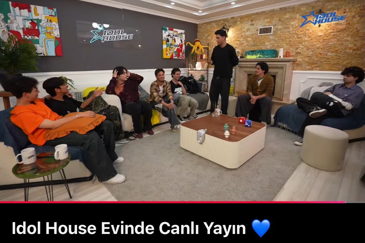 syyieed's tweet photo. Çünkü ösym turuncusu tişörtlü canlı yayın benim safe placem ve ondan bahsederken de mutluyum https://t.co/Zdo33UMBBc