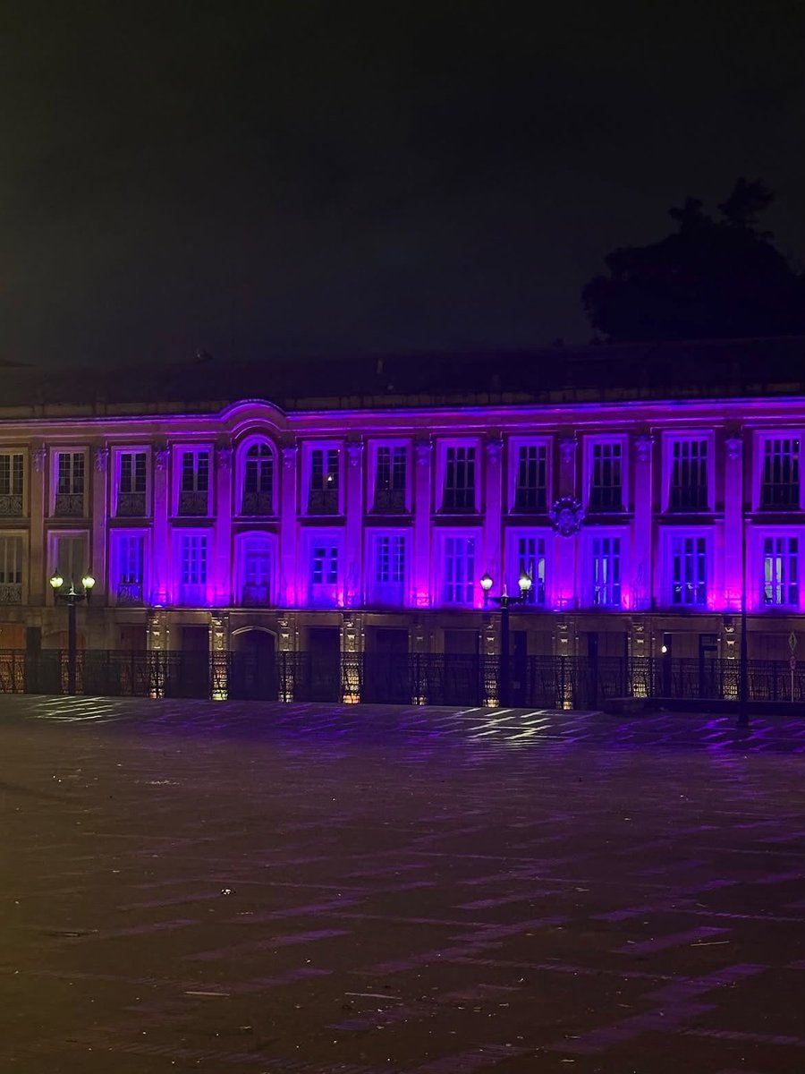CanalTreceCO's tweet photo. 💜 Monserrate se vistió de morado para recibir a BTS. Bogotá iluminó uno de sus lugares más emblemáticos como parte de la bienvenida a la agrupación surcoreana, que se presentará este 2 y 3 de octubre en el estadio El Campín, como parte de su gira mundial ARIRANG.

La iluminación celebra la llegada de BTS a la capital y el encuentro cultural entre Colombia y Corea del Sur, en medio de la expectativa de sus seguidores por los dos conciertos.

#CanalTrece #Noticia #BTS