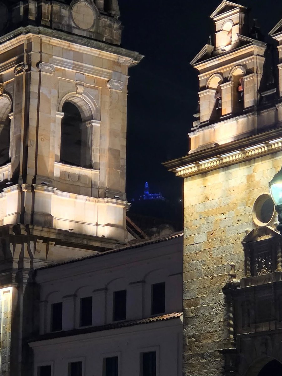 CanalTreceCO's tweet photo. 💜 Monserrate se vistió de morado para recibir a BTS. Bogotá iluminó uno de sus lugares más emblemáticos como parte de la bienvenida a la agrupación surcoreana, que se presentará este 2 y 3 de octubre en el estadio El Campín, como parte de su gira mundial ARIRANG.

La iluminación celebra la llegada de BTS a la capital y el encuentro cultural entre Colombia y Corea del Sur, en medio de la expectativa de sus seguidores por los dos conciertos.

#CanalTrece #Noticia #BTS