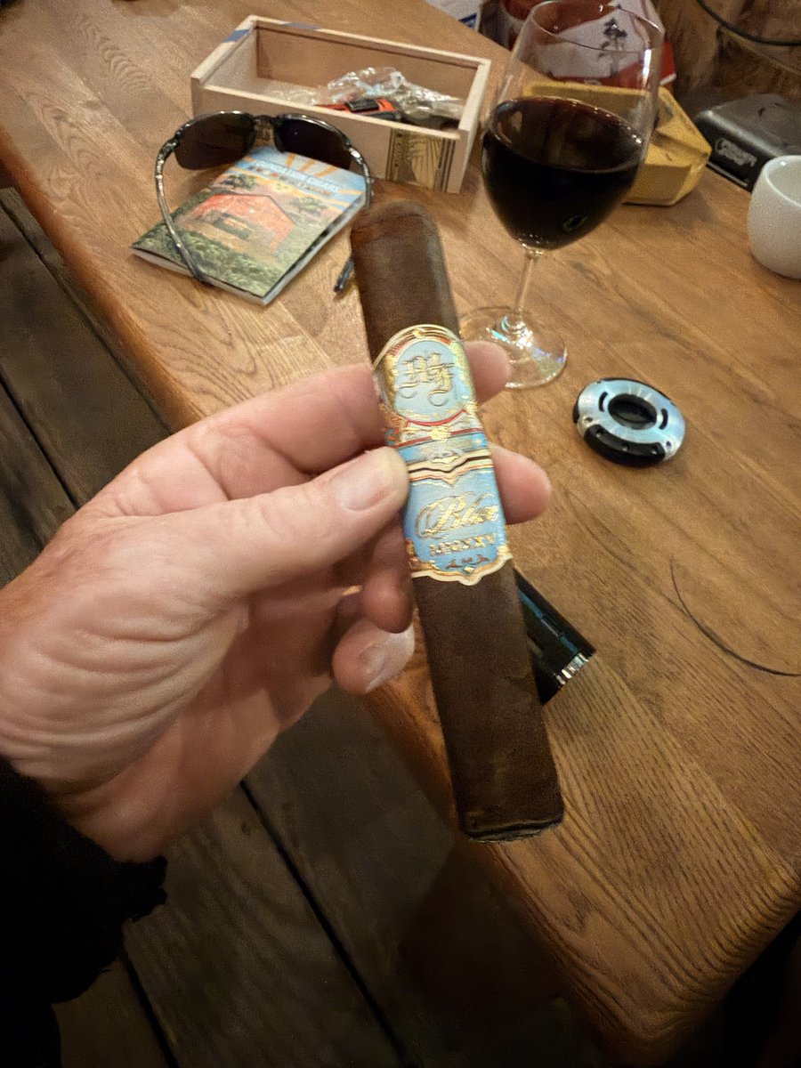 GlennCB's tweet photo. Rolling with a Blue tonight #cigara #cigarlife https://t.co/wq6gGJhAUk