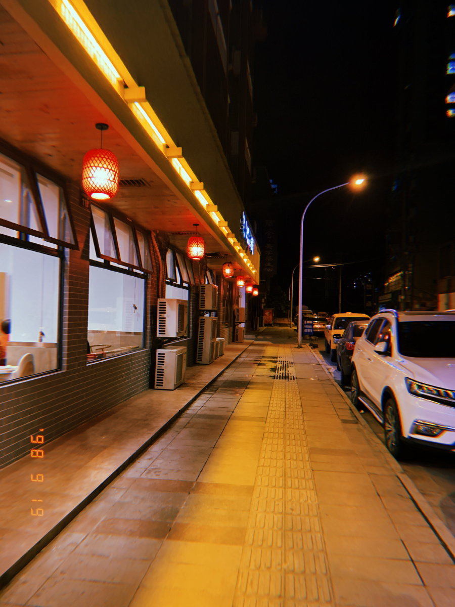 shell_track_d57's tweet photo. Check out the vibe on Bayanyezhe Lane—small shops, warm lights, the perfect little street moment today! https://t.co/mYxF404BCy
