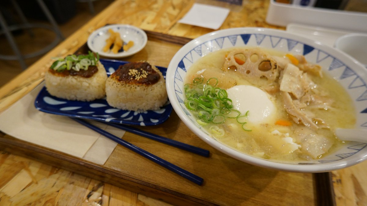 SesameandSolt's tweet photo. 旅行最後の美味い飯はまさかの豚汁。
麦味噌仕立ての甘めの豚汁で、大きめ目にカットされた野菜とまぁ合う。
焼きおにぎりか、白米かを選べるのだが、せっかくだから焼きおにぎりを選ぶぜ。
味噌と味噌で被ってしまったのは御愛嬌。 https://t.co/qi2T9RgKxm