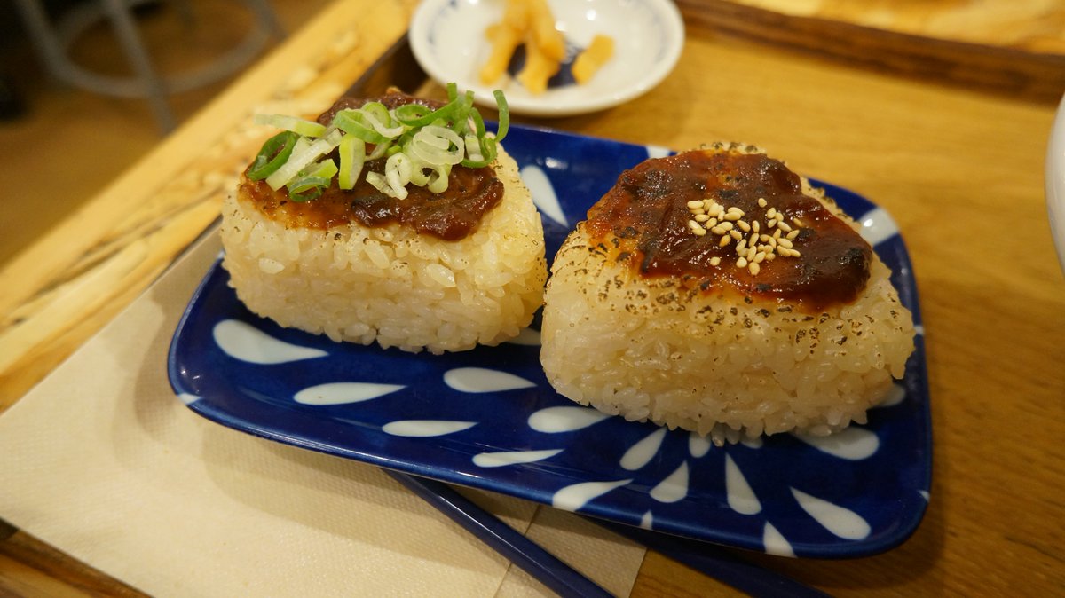 SesameandSolt's tweet photo. 旅行最後の美味い飯はまさかの豚汁。
麦味噌仕立ての甘めの豚汁で、大きめ目にカットされた野菜とまぁ合う。
焼きおにぎりか、白米かを選べるのだが、せっかくだから焼きおにぎりを選ぶぜ。
味噌と味噌で被ってしまったのは御愛嬌。 https://t.co/qi2T9RgKxm