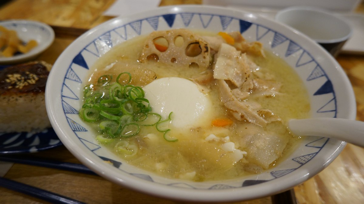 SesameandSolt's tweet photo. 旅行最後の美味い飯はまさかの豚汁。
麦味噌仕立ての甘めの豚汁で、大きめ目にカットされた野菜とまぁ合う。
焼きおにぎりか、白米かを選べるのだが、せっかくだから焼きおにぎりを選ぶぜ。
味噌と味噌で被ってしまったのは御愛嬌。 https://t.co/qi2T9RgKxm