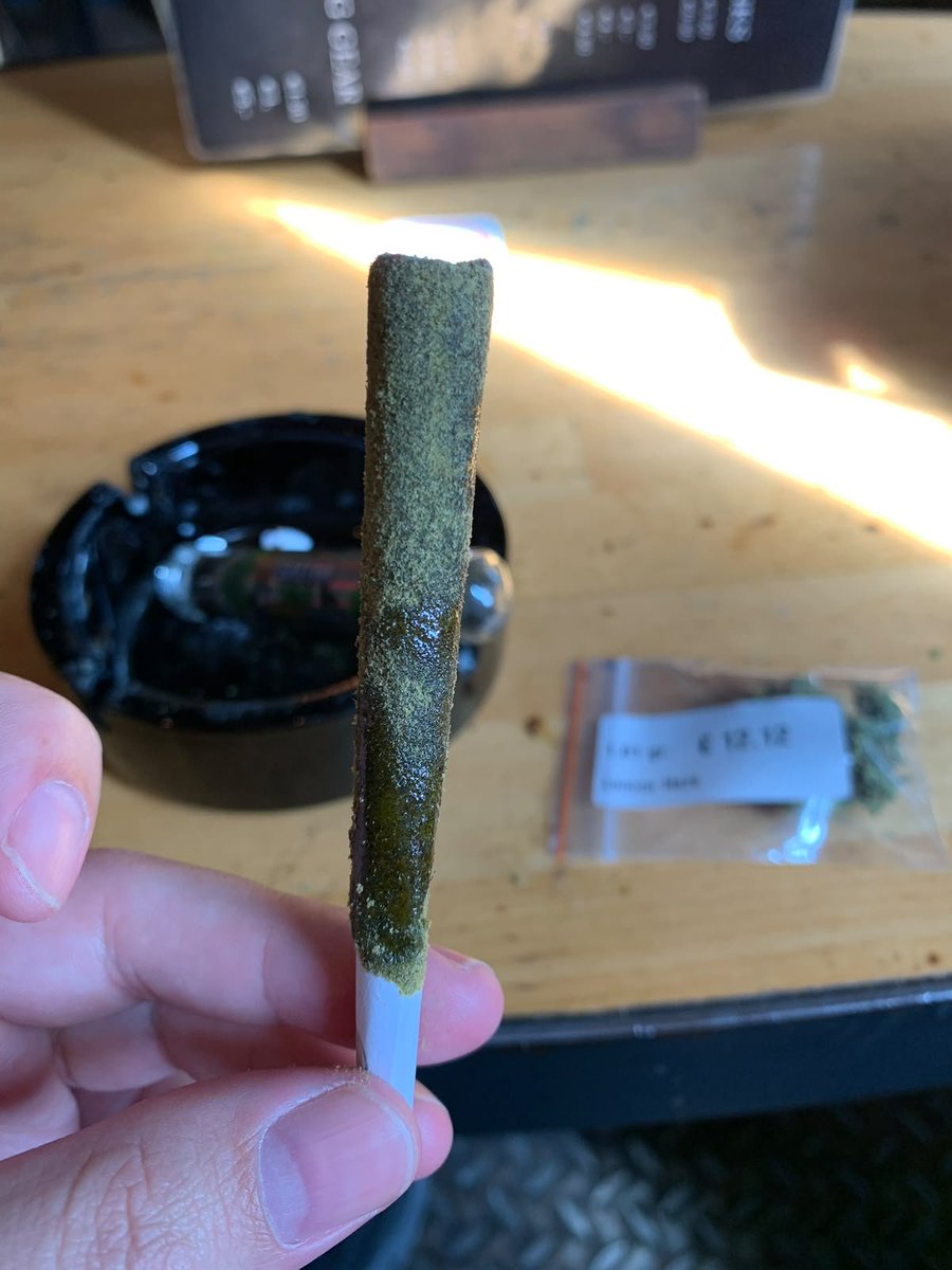 phnx182's tweet photo. @HIBISCODJ Tem uns coffeshops em amsterdam que fazem essa técnica bolando um baseado "sem seda" , foi sem dúvidas a maior porrada de thc que ja tomei kkkkk https://t.co/hOIB0mul1B