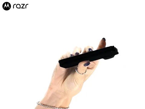 pentolgadget's tweet photo. Motorola is cooking something different 

Teaser resminya udah muncul. Bentuknya lebih pendek + lebih lebar, beda dari Razr Fold yang sekarang.

Nama dan speknya masih misterius.

Would you pick this form factor? 

#Motorola #Razr #Foldable #Gadget #PentolGadget https://t.co/TlQQhWCWK8