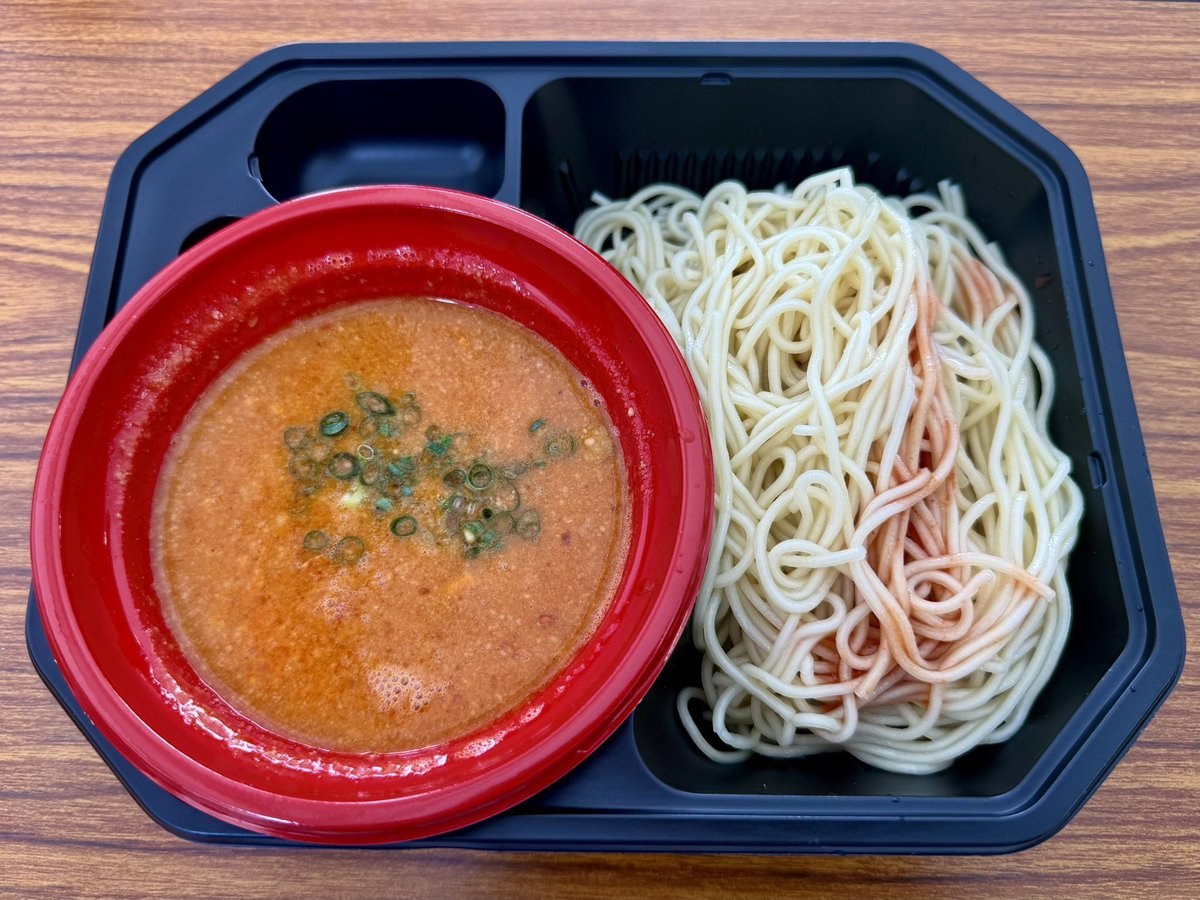 freedam99999's tweet photo. 中野ラーメン祭り後日談

坦坦つけめん
プレッシャーでしかなかった
鳴龍で食べてる人にこれ全然別物だけどと言われるのだけは無理なので
でも全く同じにはできないし
悩みまくる仕込む量も提供杯数も桁違いなのでいい落とし所が本当に難しかった仕込んだら台風だ天気がと別の悩みで朝からストレスでがずっとでした

鳴龍の名前汚すのだけは本当に無理
それだけで頑張りましたが

何より自分の体調悪化しすぎて
イベントやりきれるか不安しかなくて

今やっとほっとしていますが
みんなの感想みてやってよかったと。。。
鳴龍で本物是非食べて欲しいのです

今週はお休みさせてもらって
来週の水曜日からお店再開できればと思ってます。
自分でガチ仕込みでやるメインでやるイベントはほぼ引退でいいと
お店しっぽりとやれれば
後何年ラーメン作れるのか？
時間に限りあるので
やり方も考え直さないとダメなようです

鳴龍行きたい。。。