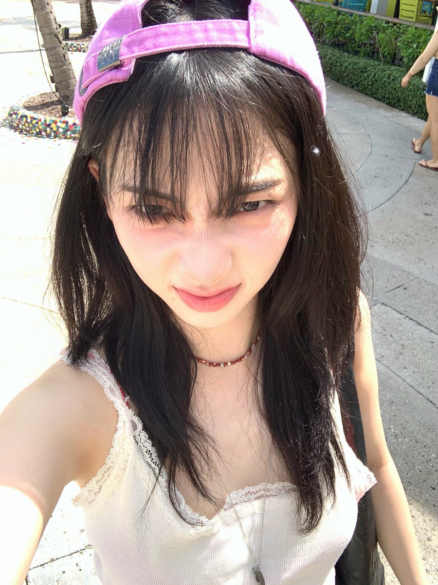 BEMYKARINA_TH's tweet photo. [260929 @.katarinabluu] #KARINA 
อัปเดตไอจีโพสต์ 📸×20(4/20) 
🎵 aespa • BAHAMA

1. ทำไมอะ? ฉันดูเหมือนคนที่อยู่บาฮามาสหรอ?
2. หมวกแก๊ป ได้มาแล้ว
3. เต้นไปทั่วทั้งวันเลย
4. 🌴

#aespa #KARINA #카리나 #คาริน่า https://t.co/M0bkxagij7