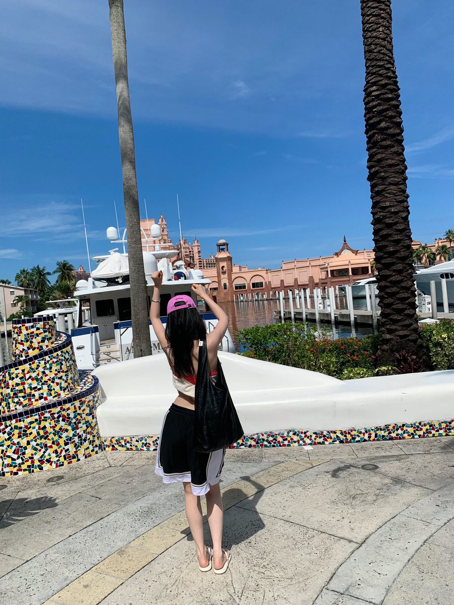 BEMYKARINA_TH's tweet photo. [260929 @.katarinabluu] #KARINA 
อัปเดตไอจีโพสต์ 📸×20(4/20) 
🎵 aespa • BAHAMA

1. ทำไมอะ? ฉันดูเหมือนคนที่อยู่บาฮามาสหรอ?
2. หมวกแก๊ป ได้มาแล้ว
3. เต้นไปทั่วทั้งวันเลย
4. 🌴

#aespa #KARINA #카리나 #คาริน่า https://t.co/M0bkxagij7