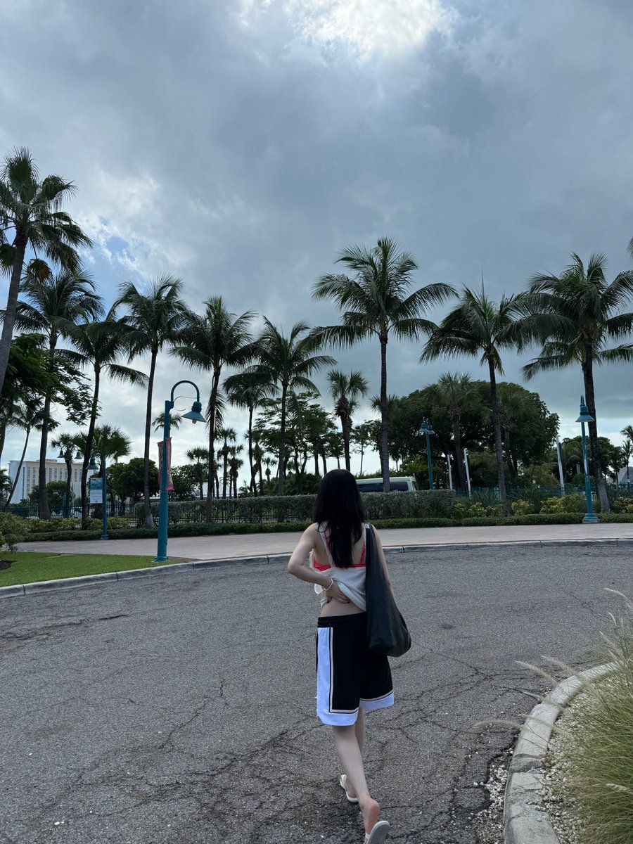 BEMYKARINA_TH's tweet photo. [260929 @.katarinabluu] #KARINA 
อัปเดตไอจีโพสต์ 📸×20(4/20) 
🎵 aespa • BAHAMA

1. ทำไมอะ? ฉันดูเหมือนคนที่อยู่บาฮามาสหรอ?
2. หมวกแก๊ป ได้มาแล้ว
3. เต้นไปทั่วทั้งวันเลย
4. 🌴

#aespa #KARINA #카리나 #คาริน่า https://t.co/M0bkxagij7