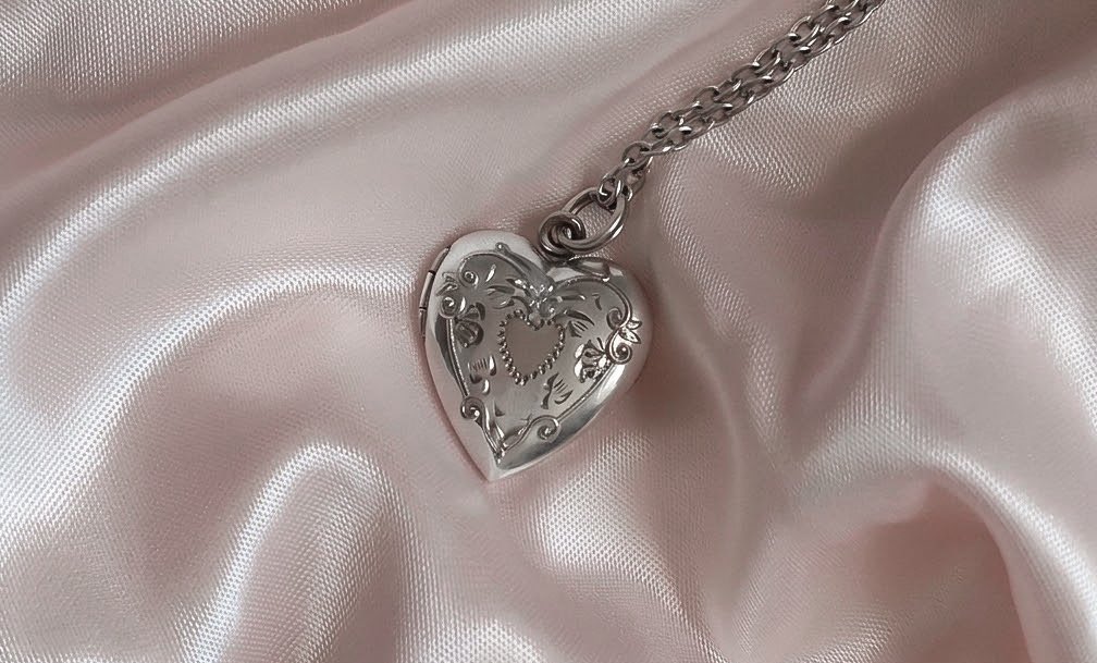 glirttery's tweet photo. forever your heart locket girl https://t.co/jtIEGRHrFB