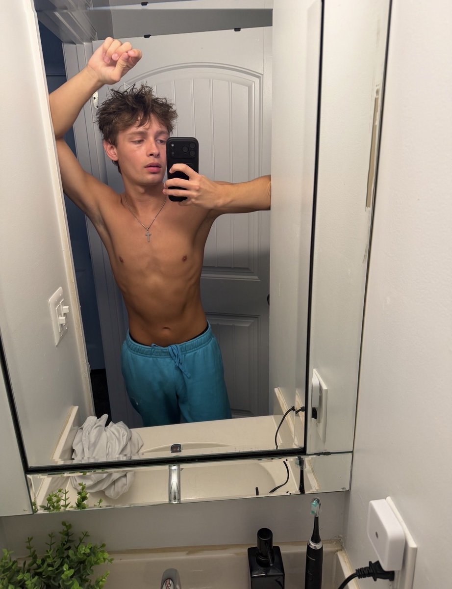 alexluvstop's tweet photo. Come hang https://t.co/jTSyoJzKLK