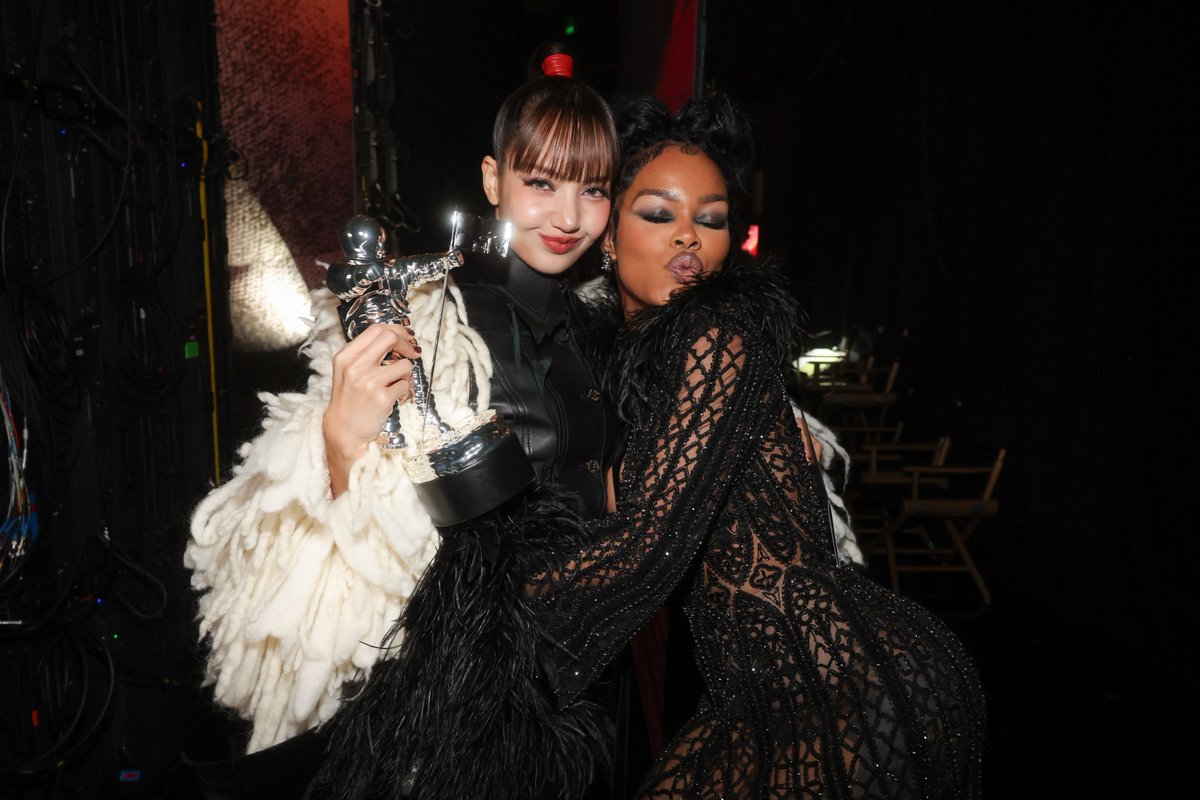 ComplexMusic's tweet photo. There were some crazy link-ups at the #vmas 🤝 https://t.co/mx3glqrD7f