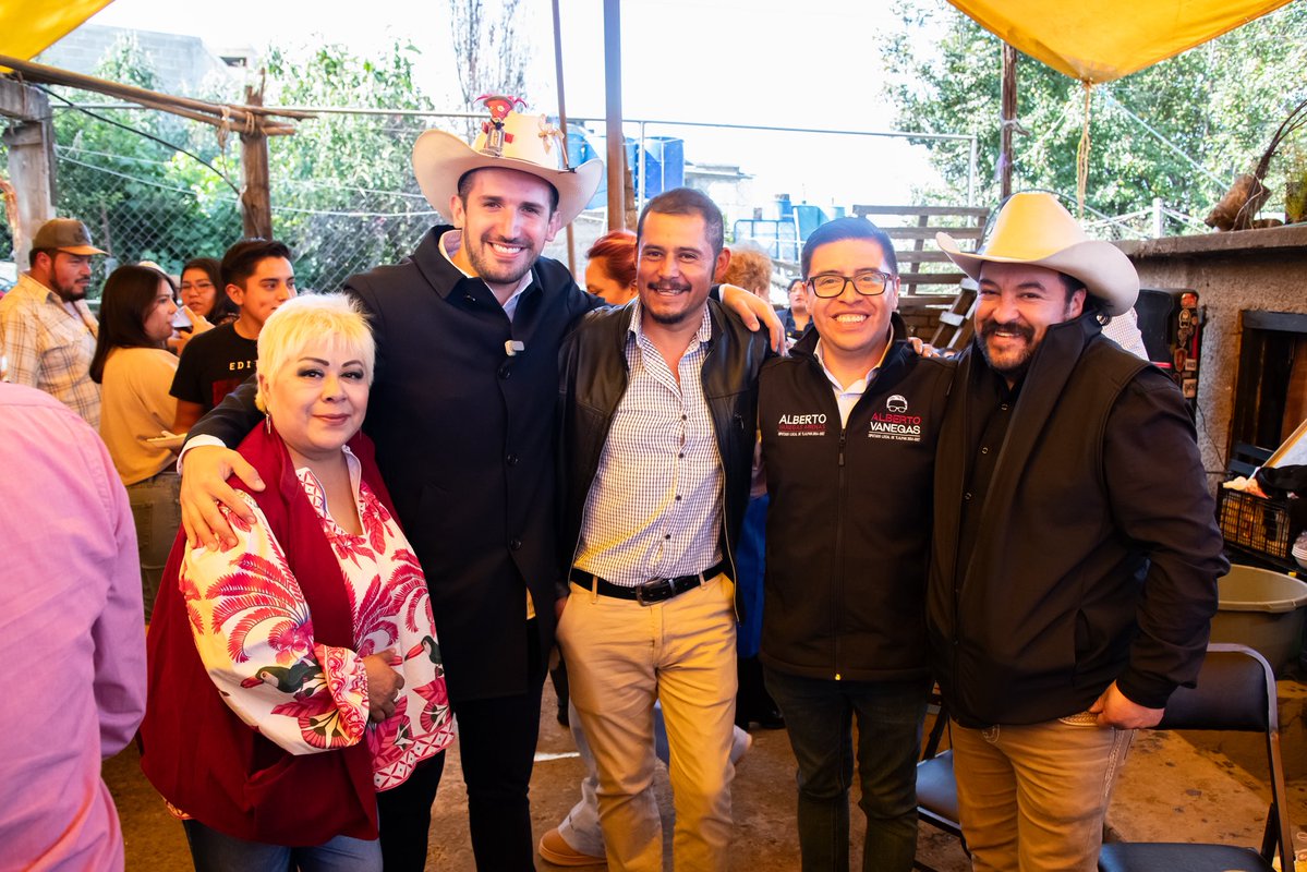 PedroHacesL's tweet photo. ¡QUE VIVAN NUESTRAS TRADICIONES Y NUESTROS PUEBLOS! 🎉🐓

Hoy celebramos a San Miguel en tres de nuestros pueblos originarios: San Miguel Xicalco, San Miguel Ajusco y San Miguel Topilejo.

Gracias a nuestros vecinos de San Miguel Ajusco por invitarnos a ser padrinos del pastel.❤️🎂

¡Que viva Tlalpan, sus pueblos originarios y las tradiciones que nos llenan de orgullo! ¡Ánimo! 🐓

#TúHacesTlalpan #PedroHacesLago