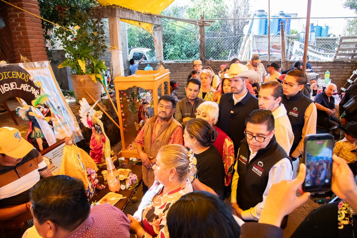 PedroHacesL's tweet photo. ¡QUE VIVAN NUESTRAS TRADICIONES Y NUESTROS PUEBLOS! 🎉🐓

Hoy celebramos a San Miguel en tres de nuestros pueblos originarios: San Miguel Xicalco, San Miguel Ajusco y San Miguel Topilejo.

Gracias a nuestros vecinos de San Miguel Ajusco por invitarnos a ser padrinos del pastel.❤️🎂

¡Que viva Tlalpan, sus pueblos originarios y las tradiciones que nos llenan de orgullo! ¡Ánimo! 🐓

#TúHacesTlalpan #PedroHacesLago