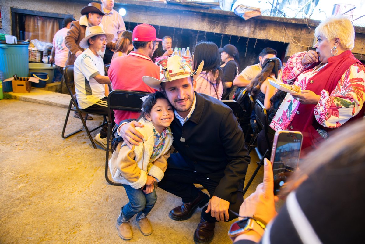 PedroHacesL's tweet photo. ¡QUE VIVAN NUESTRAS TRADICIONES Y NUESTROS PUEBLOS! 🎉🐓

Hoy celebramos a San Miguel en tres de nuestros pueblos originarios: San Miguel Xicalco, San Miguel Ajusco y San Miguel Topilejo.

Gracias a nuestros vecinos de San Miguel Ajusco por invitarnos a ser padrinos del pastel.❤️🎂

¡Que viva Tlalpan, sus pueblos originarios y las tradiciones que nos llenan de orgullo! ¡Ánimo! 🐓

#TúHacesTlalpan #PedroHacesLago